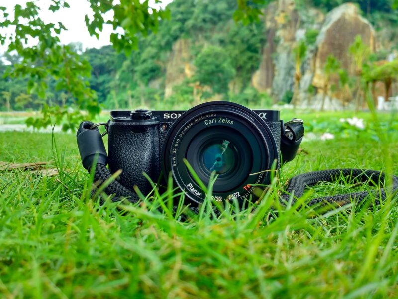 草原の上に置かれたカメラ