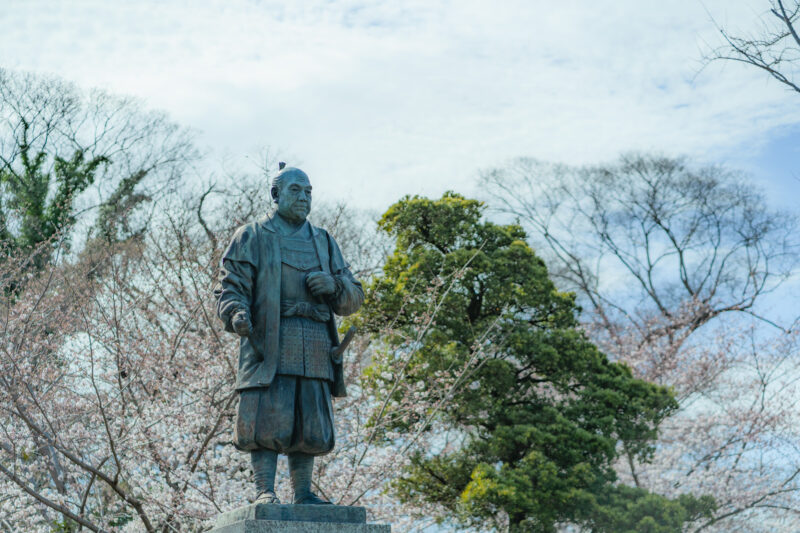 桜と銅像